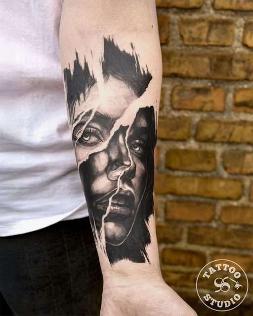 Tattoo Studio 96 viser black & grey tattoo af Anastasia