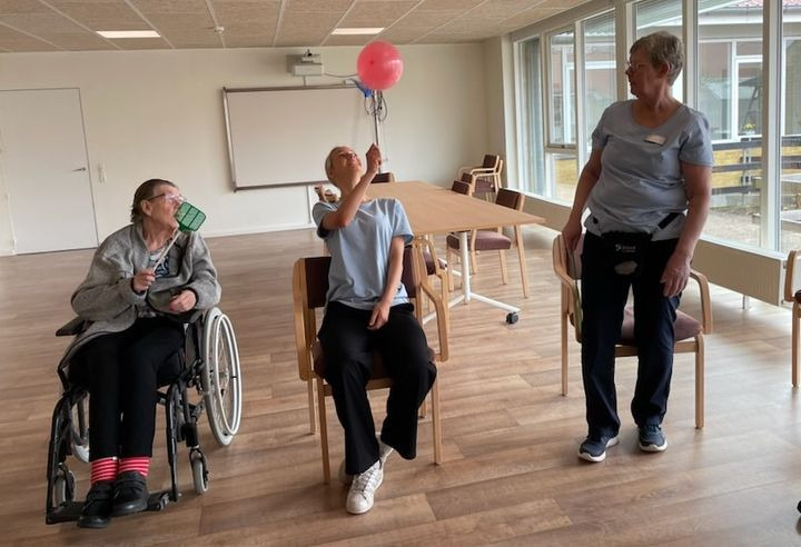 Elever fra 8. klasse afprøver SOSU-faget på plejehjem