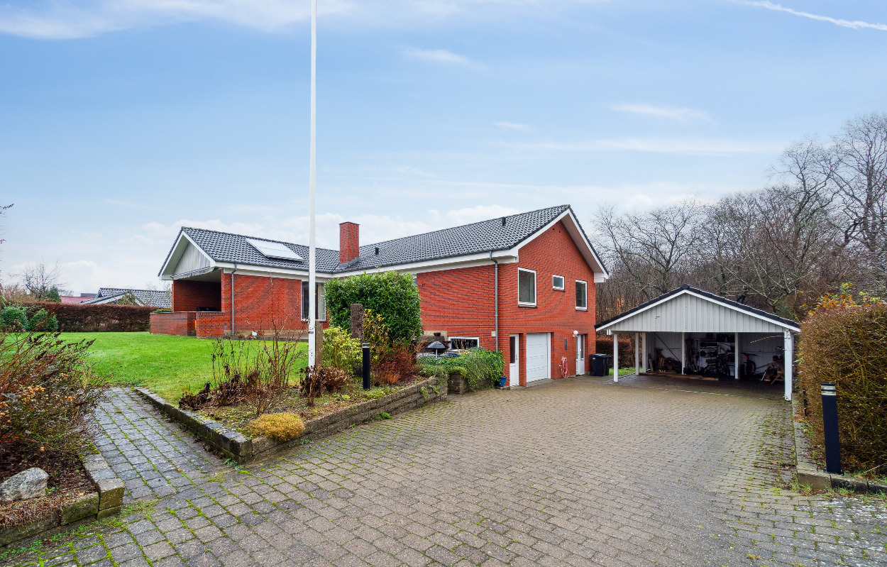 Rummelig villa med skoven i baghaven på Kvædevej