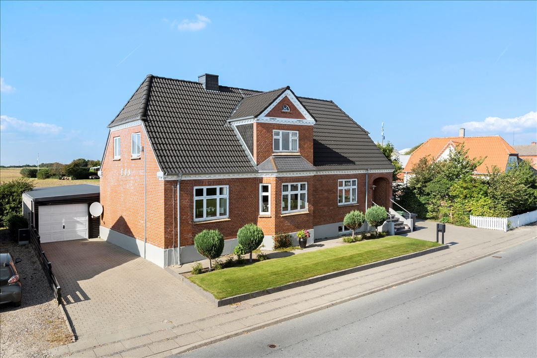 Til salg hos EDC Ejen­doms­grup­pen  Struer : Charmerende villa med 4 værelser