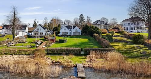 Eksklusiv villa i Holte med panoramaudsigt over Furesøen til salg hos &LIVING Aalborg