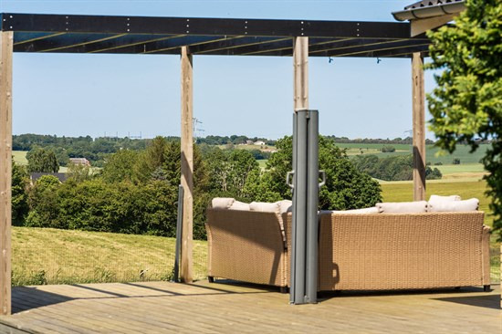 Til salg hos danbolig Randers: Rummelig og moderniseret udsigtsvilla i ét-plan