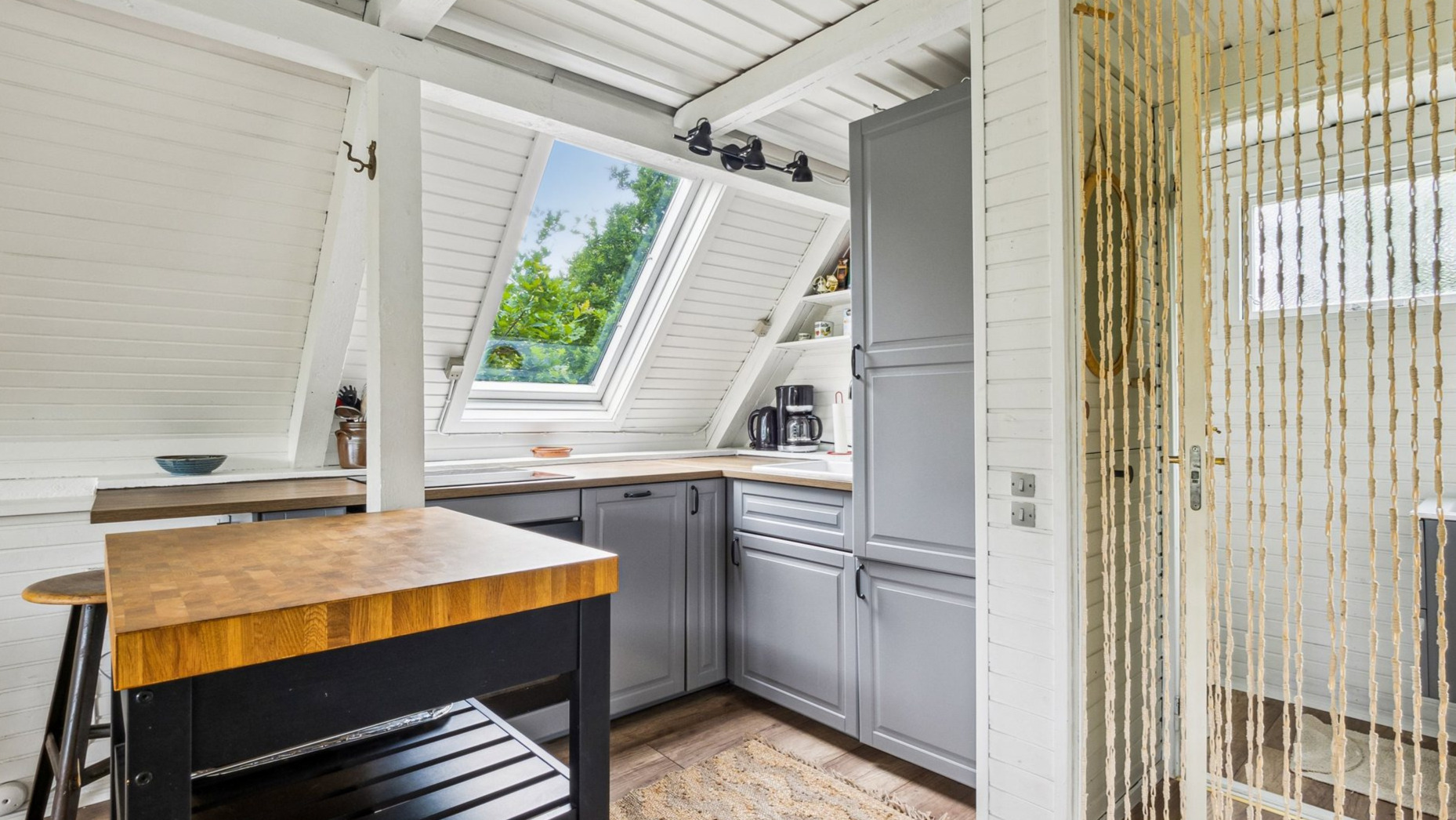 Fritidshus til salg på fredelige Tyttebærvej 14 med vandudsigt og vildmarksbad