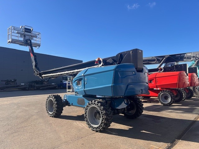SCANTRUCK A/S leverer 12 Manitou bomlifte i kundens blå firmafarve