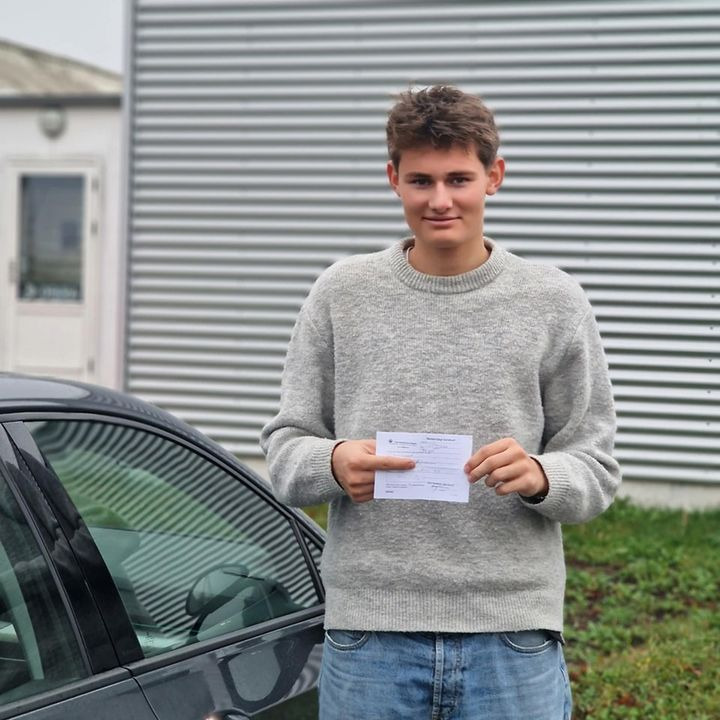 Elliot starter weekenden med fortjent kørekort fejret af Guldkortet ApS