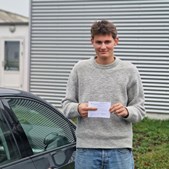 Elliot starter weekenden med fortjent kørekort fejret af Guldkortet ApS