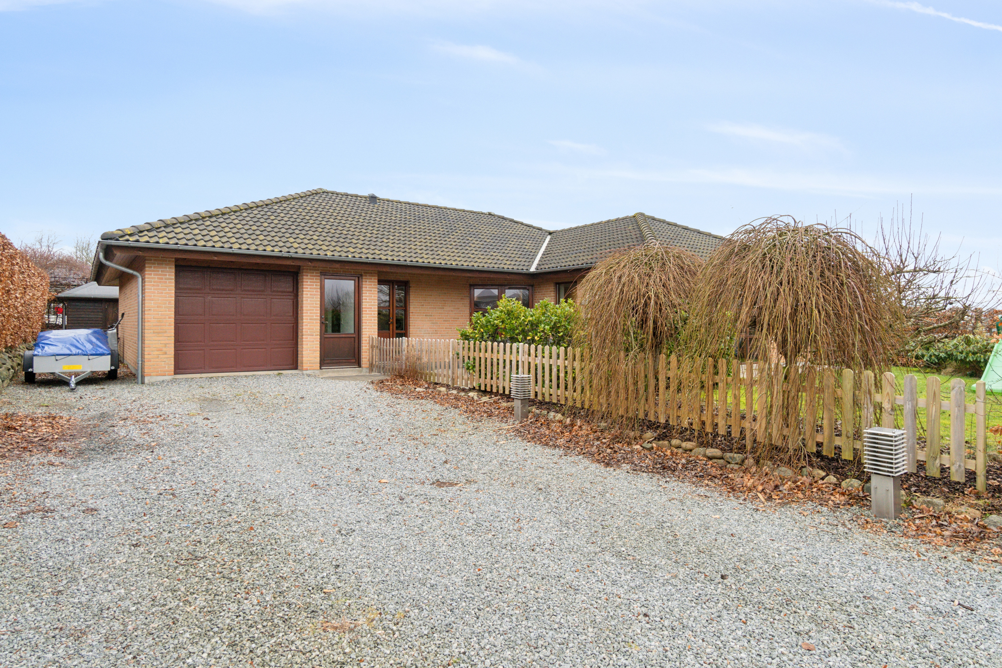 Til salg hos LOKALBOLIG SILKEBORG: Etplansvilla med fuldmuret garage i Gjessø