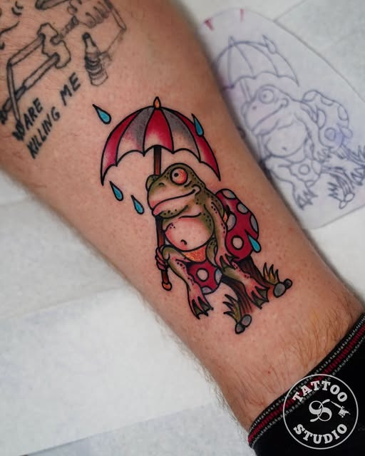 Tattoo Studio 96 Aarhus viser farverig frø-tatovering udført af Bar