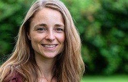 Katrine deler sin rødvinsplettede barndom