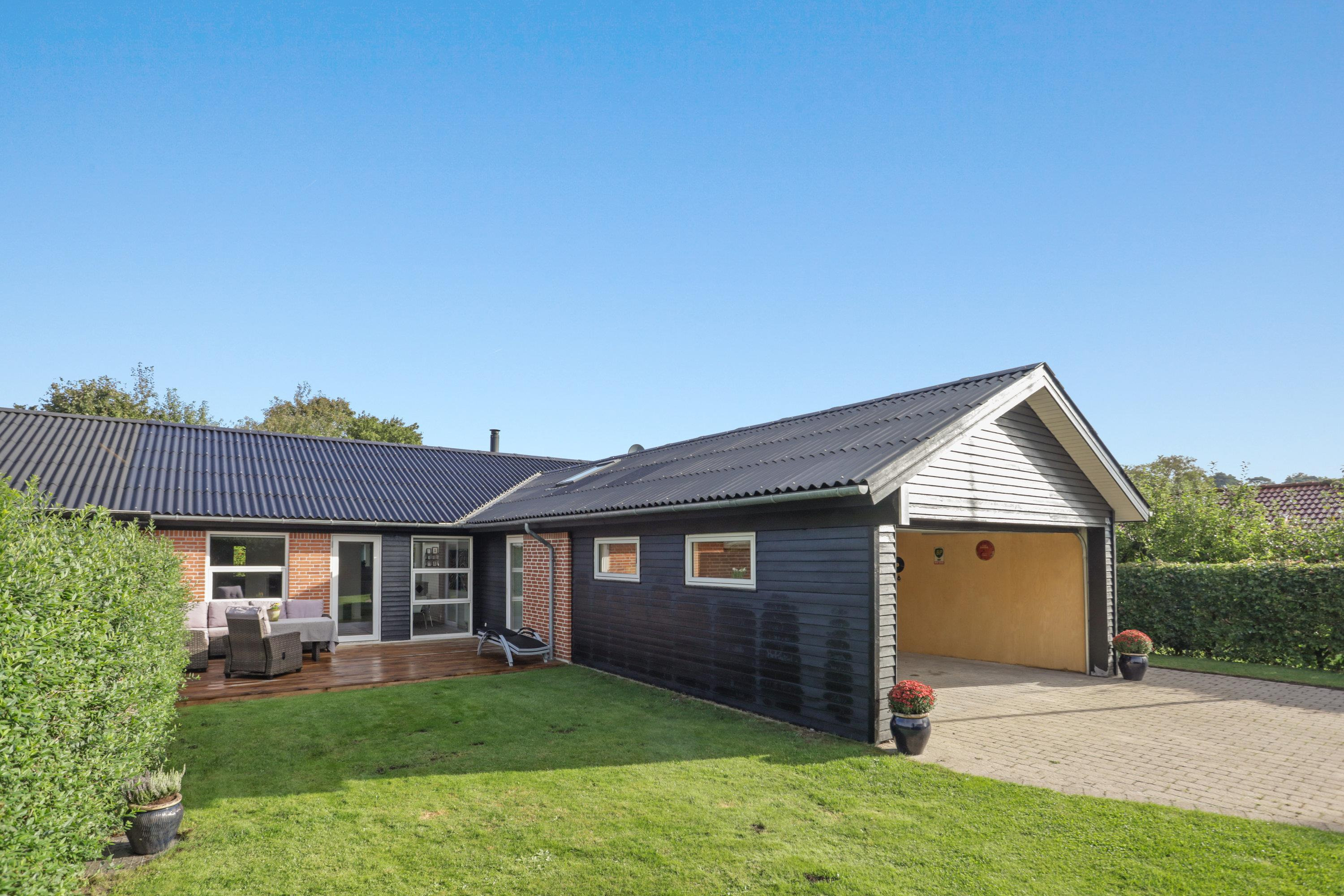 Indbydende og opdateret rækkehus tæt på Hammer Bakker