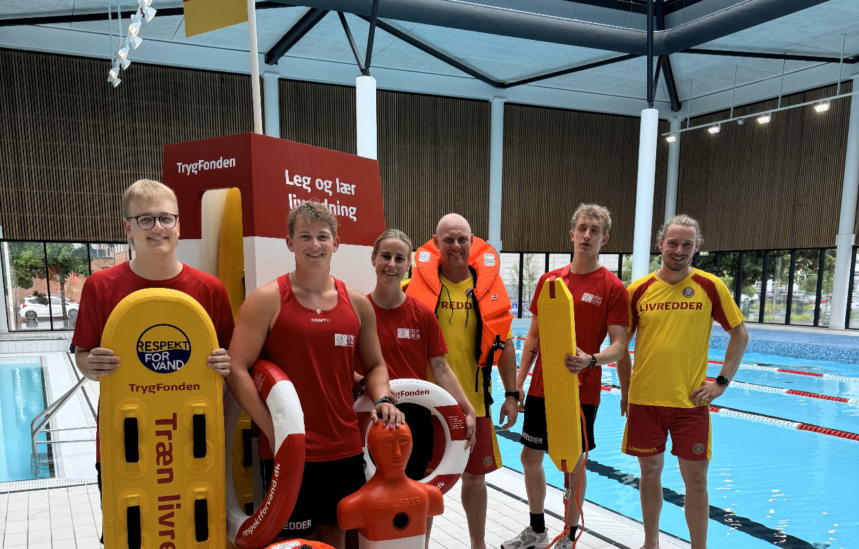 Hop i vandet og prøv ægte livredderudstyr i Holstebro Svømmecenter