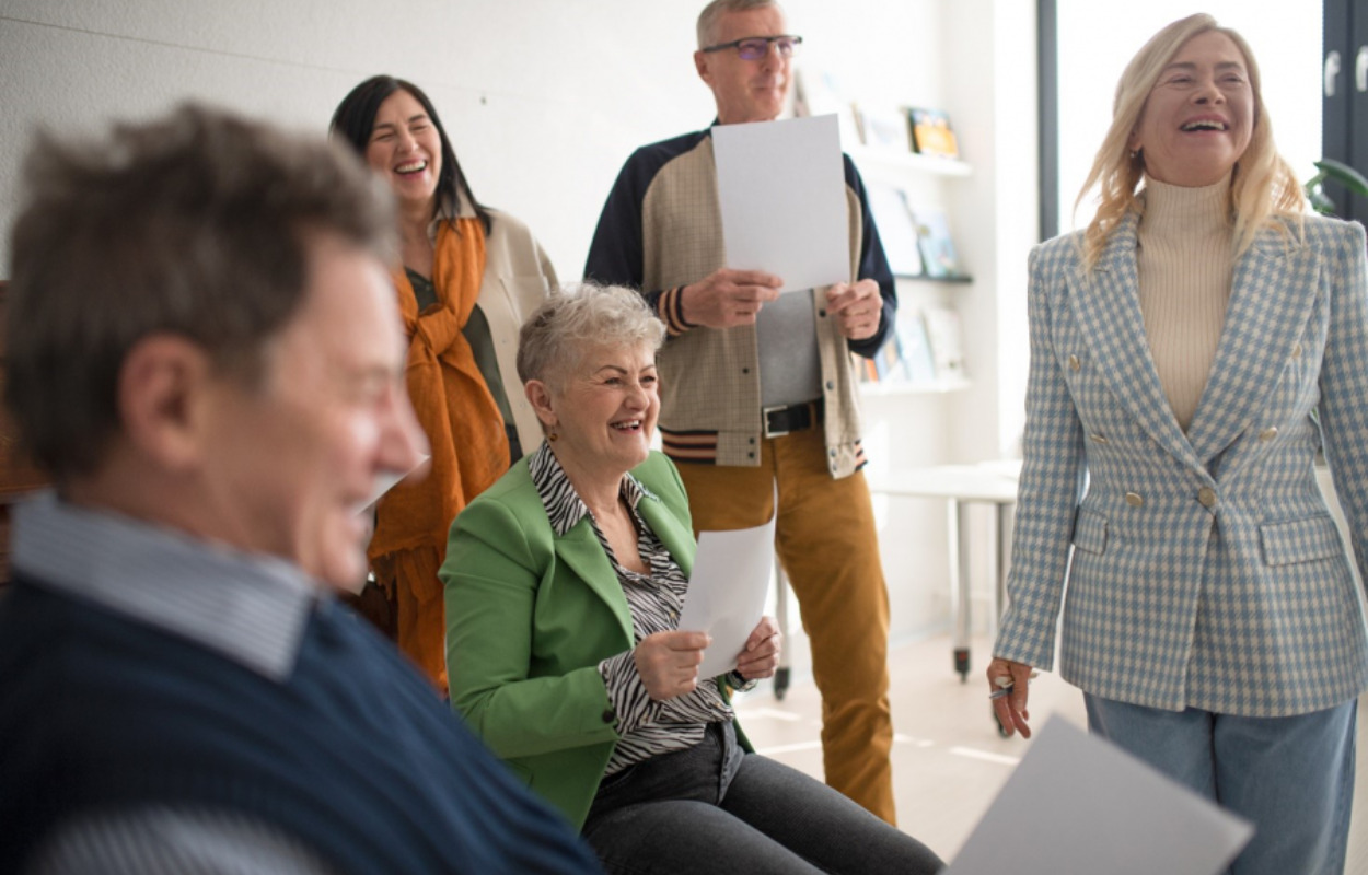 Syng i kor henover frokosten på Vejle Bibliotek 