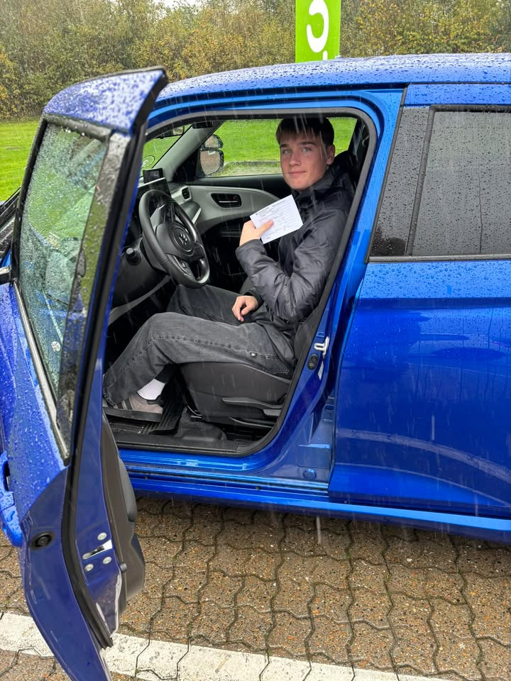 Nørgaards Køreskole i Kaas fejrer endnu en kørekortelev fra Biersted