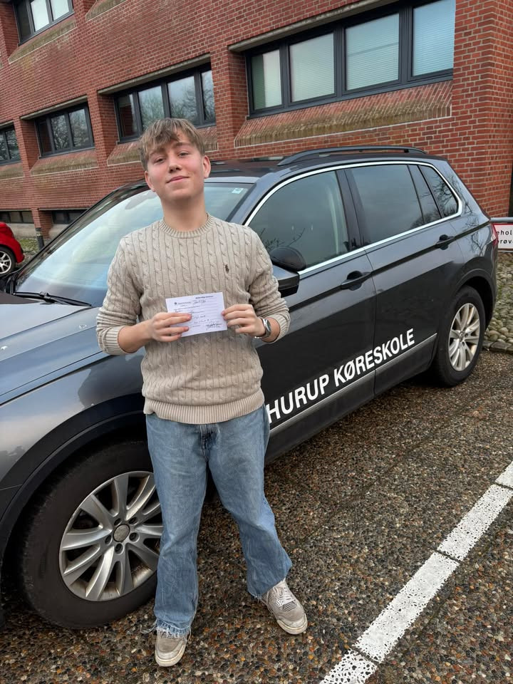 Lucas har bestået – hurra fra Hurup Køreskole!