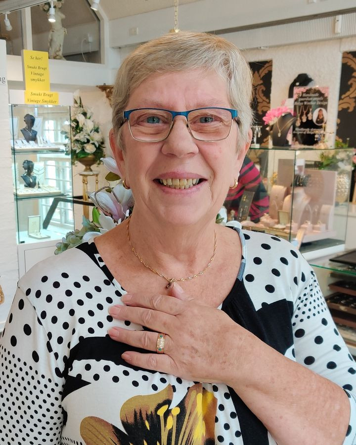 Helga Winther forvandler gamle smykker til unik ring med minder