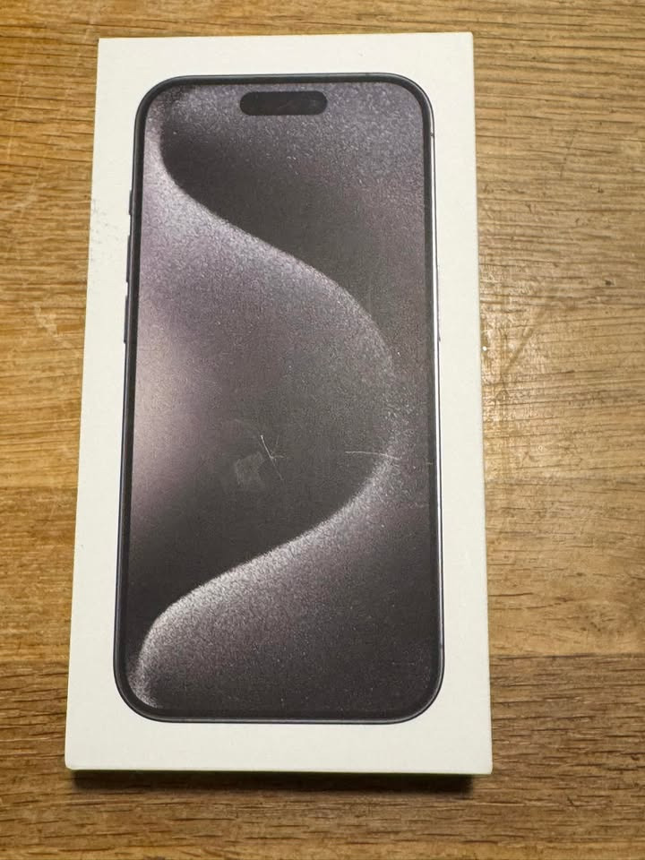 MOBILHYTTEN tilbyder iPhone 15 pro til lavpris med ekstra tilbehør