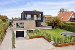 Ejendomsmæglerne Hansen & Thoft præsenterer: Fantastisk villa på Mester Eriks Vej 9 med moderne komfort og spektakulær udsigt