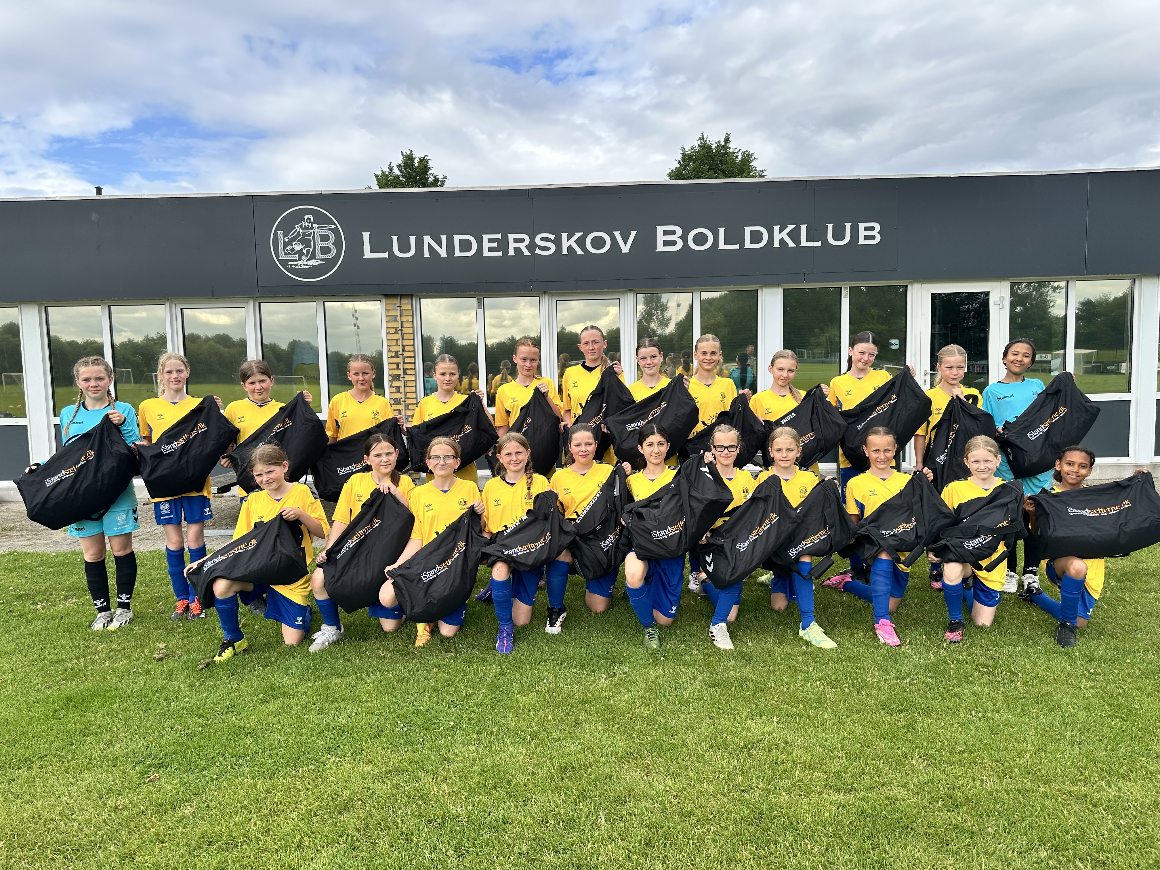 Lunderskov B's U13-piger slider sig til sejr mod Vejle Kammeraterne