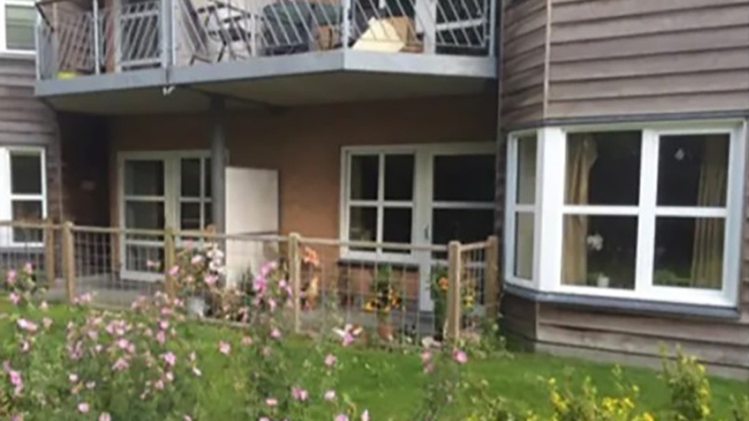 Medarbejder fritaget fra tjeneste på plejebolig efter mistanke om upassende adfærd – politiet efterforsker sagen
