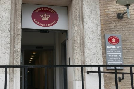 Fire unge mænd dømt for at vælte træer ud over vej