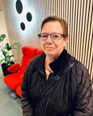 Jane ser fantastisk ud i sine nye briller fra Frost Optik – kom og se vores udvalg på lørdag