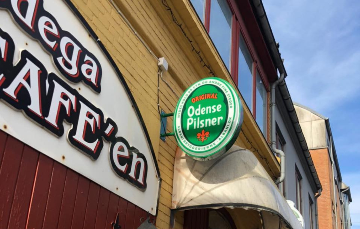 Tina vender tilbage til City Caféen til en aften med musik og den typiske 'City-stemning'