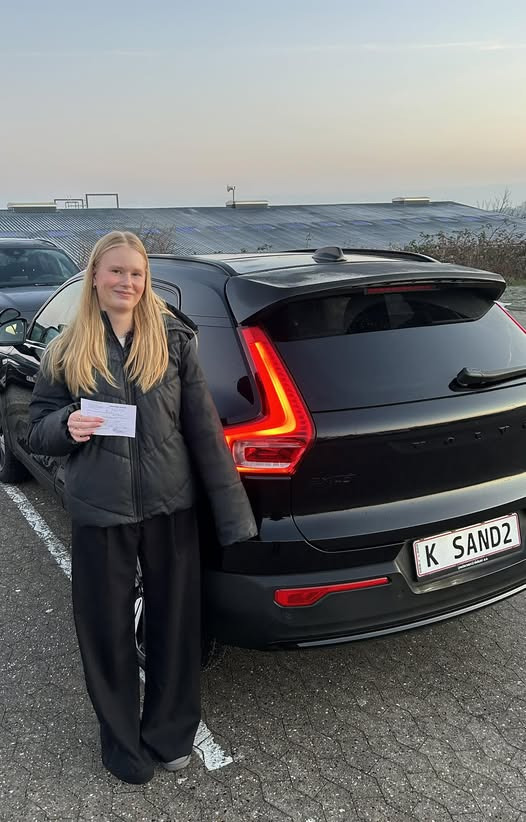 Kenneth Sand Køreskole fejrer Cilia Larsens beståede køreprøve med ros fra den sagkyndige