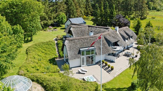 Eksklusiv stråtækt liebhaverejendom med herskabelig atmosfære og moderne komfort