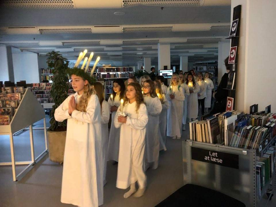 Luciaoptog bringer lys og sang til Aalborg Hovedbibliotek