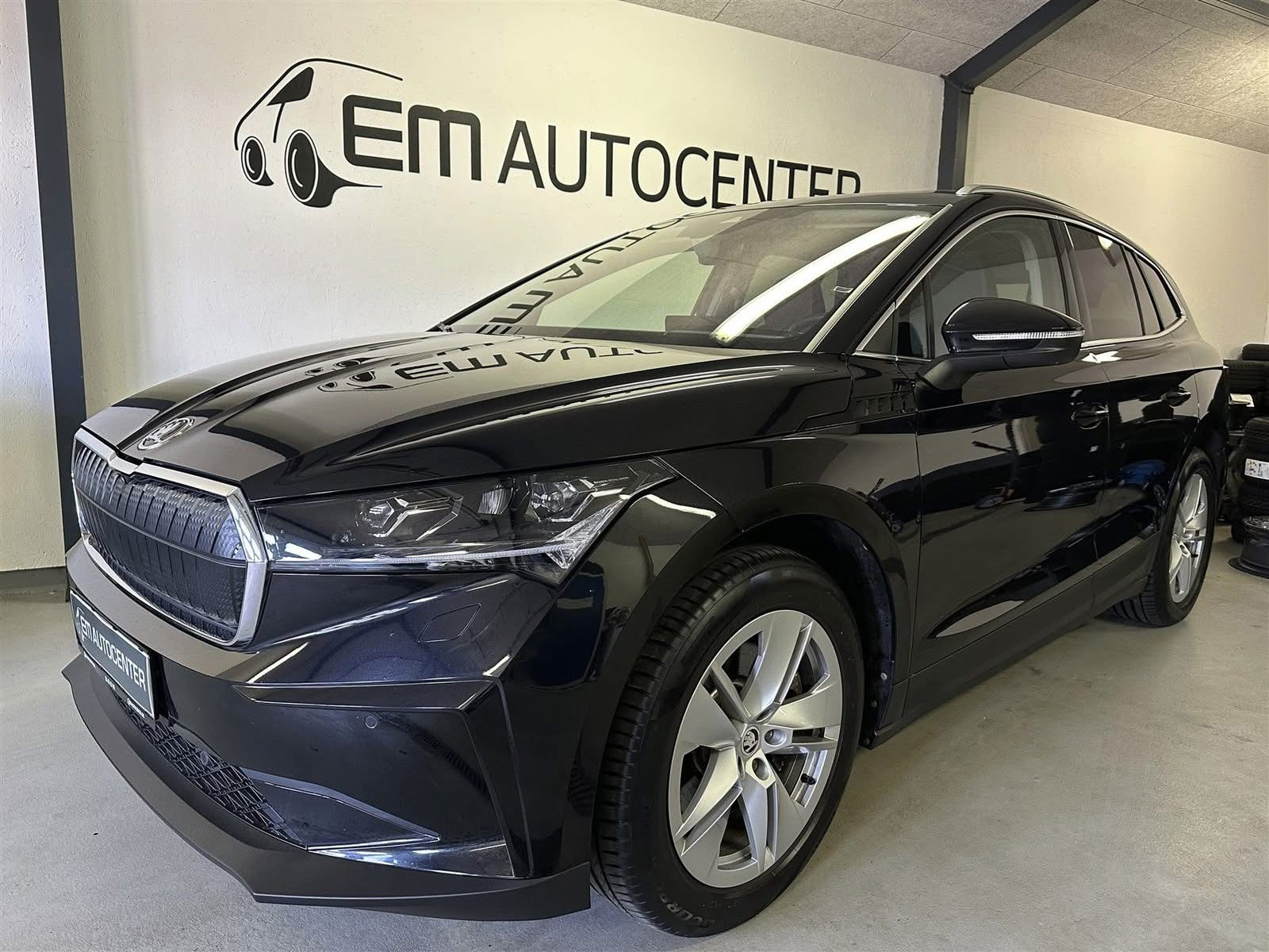 EM AUTOCENTER ApS præsenterer: Spar penge uden at gå på kompromis med komfort med en brugt Skoda Enyaq iV