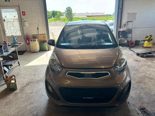 JM Autokommission sælger nysynet Kia Picanto fra 2012 til 25.000 kr.