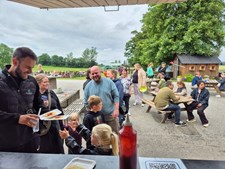 Jordbærgården inviterer til hygge og veteranbiler med gratis pandekager på onsdag