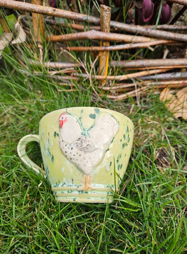 Skjoldmø Keramik tilbyder håndlavede kopper til salg på Facebook