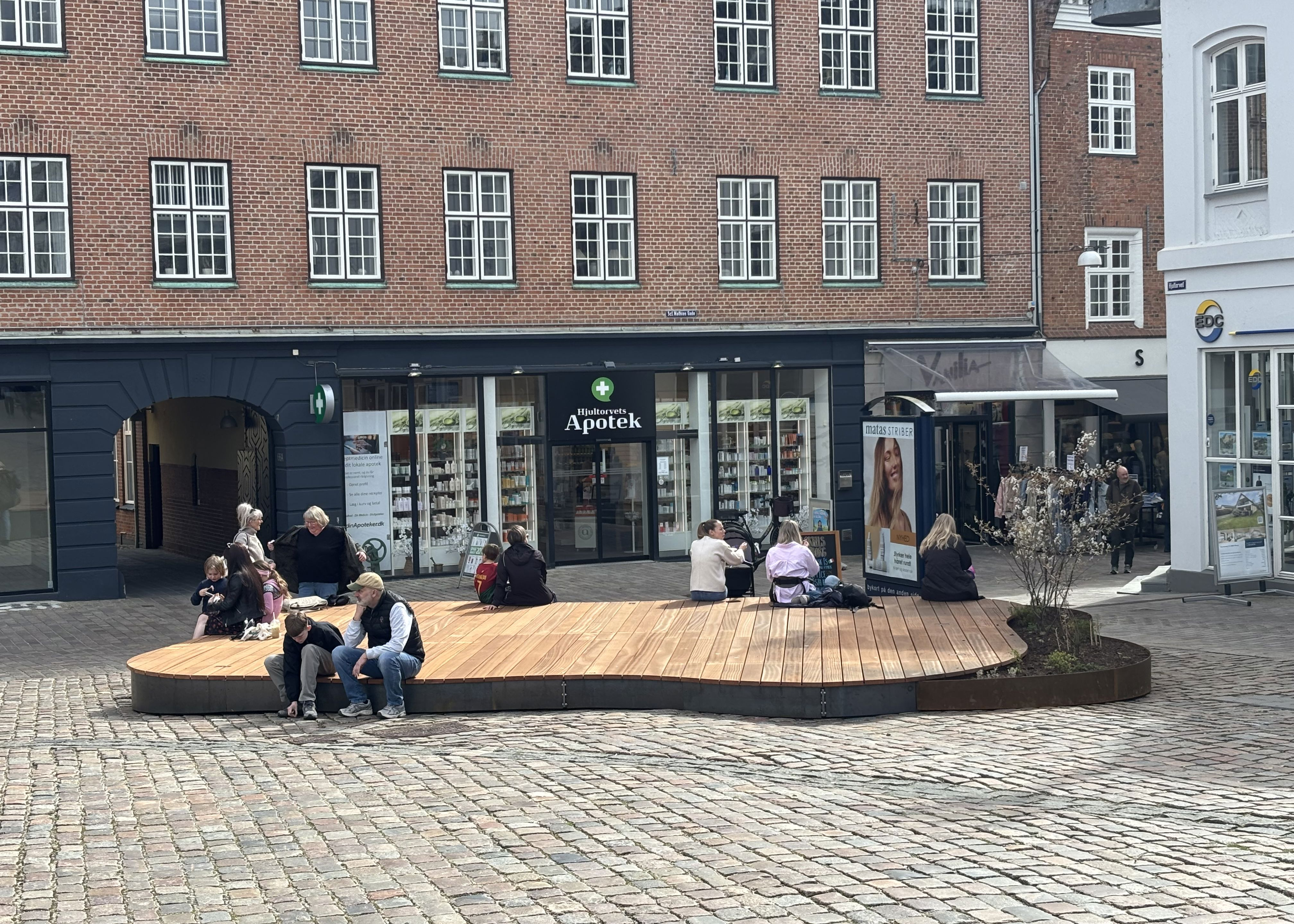 Ny scene og bymøbler forvandler Hjultorvet til levende samlingspunkt i Viborg