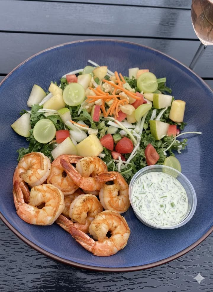 Havnens Fisk Øster Hurup tilbyder frisk salat med tigerrejer som fredagstilbud