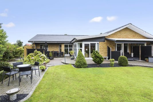 Denne indbydende villa byder på 170 kvadratmeter med 4 værelser, en lys atmosfære og et åbent opholdsområde. Den sydvendte have er ideel til leg og afslapning. Med en stille beliggenhed nær natur og b