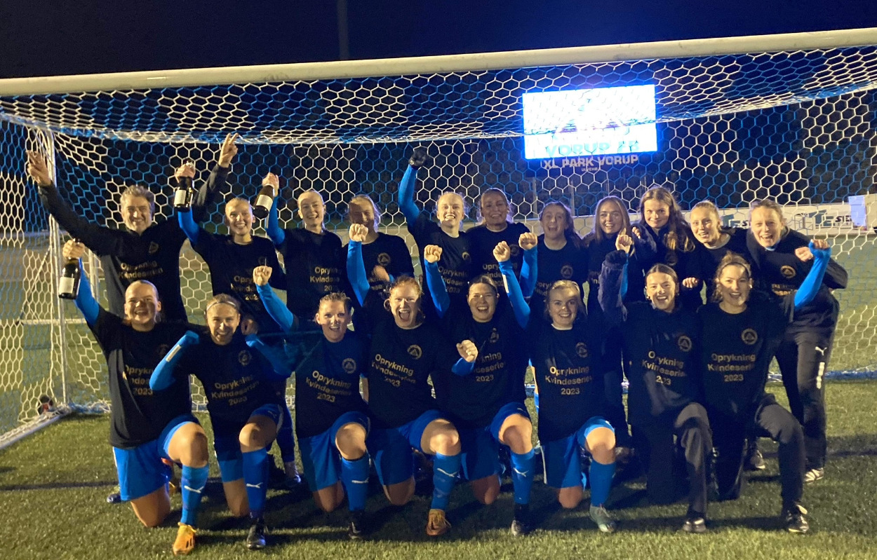 JS-kvinderne fra Vorup sikrer dobbelt oprykning for kvindefodbolden i Vorup: "Det er skønt!"
