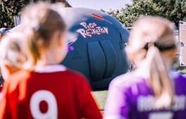 Pigeraketten er leg, fantasi og fodbold - skal du med?