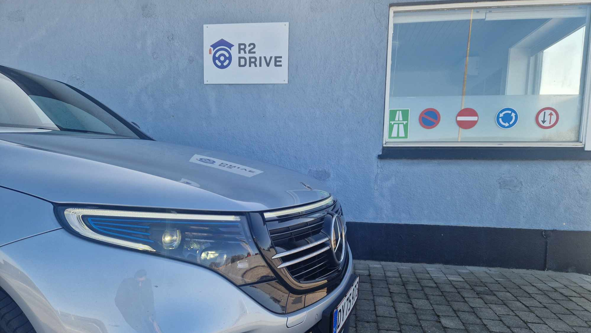 Udnyt sommerferien – tag hul på kørekortet med R2 Drives lynhold i uge 32