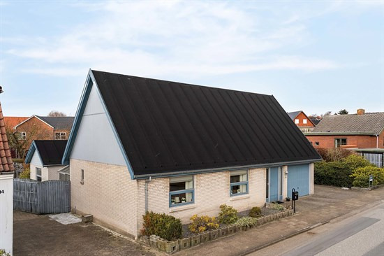 Velholdt hjem med bl.a. 2 badeværelser, walk-in og solrig altan