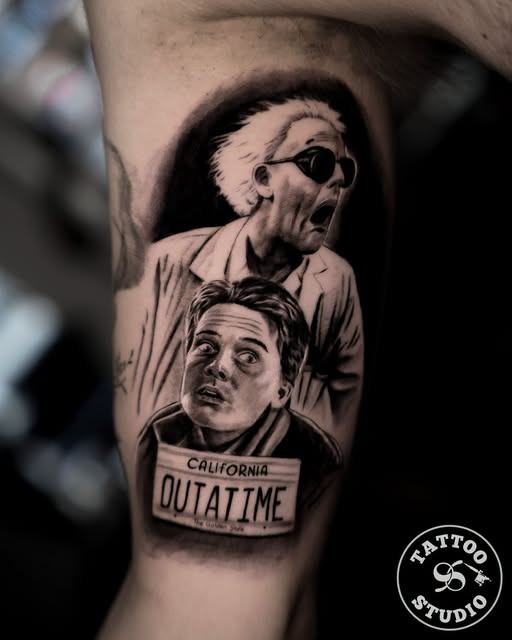 Tattoo Studio 96 Aarhus viser Back to the Future-tattoo i sort og grå