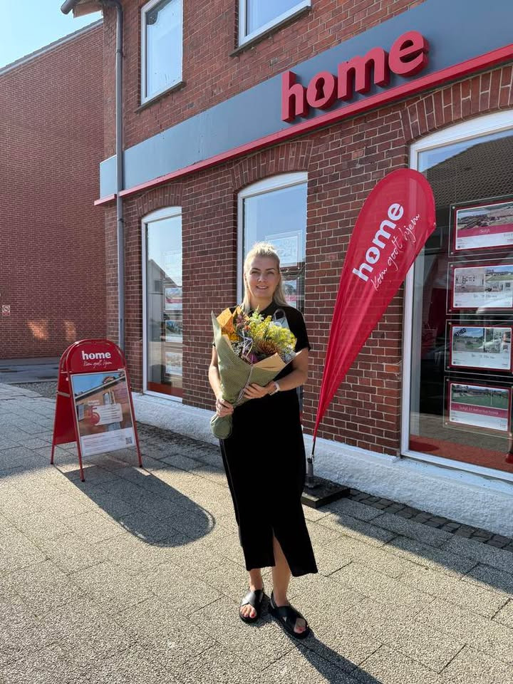 Home Støvring fejrer Mias nye titel som ejendomsmægler