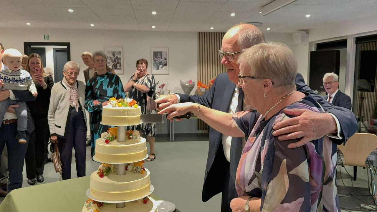 Mejrup Kultur- og Fritidscenter fejrer diamantbryllup med kage til Alice og Arne