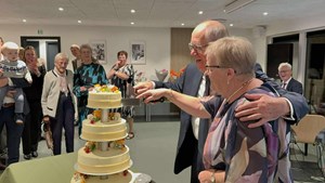 Mejrup Kultur- og Fritidscenter fejrer diamantbryllup med kage til Alice og Arne