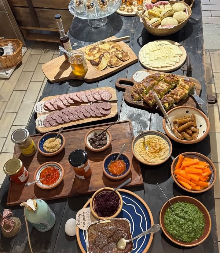 Fru Hansens Butik & Café tilbyder frokostbuffet med danske lækkerier i dag