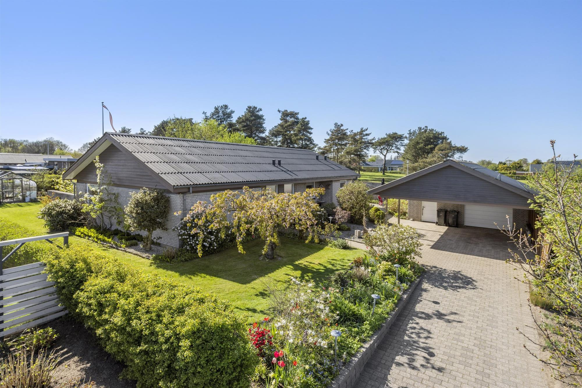 Velbeliggende etplansvilla med fantastisk have i Vestbyen i Sæby