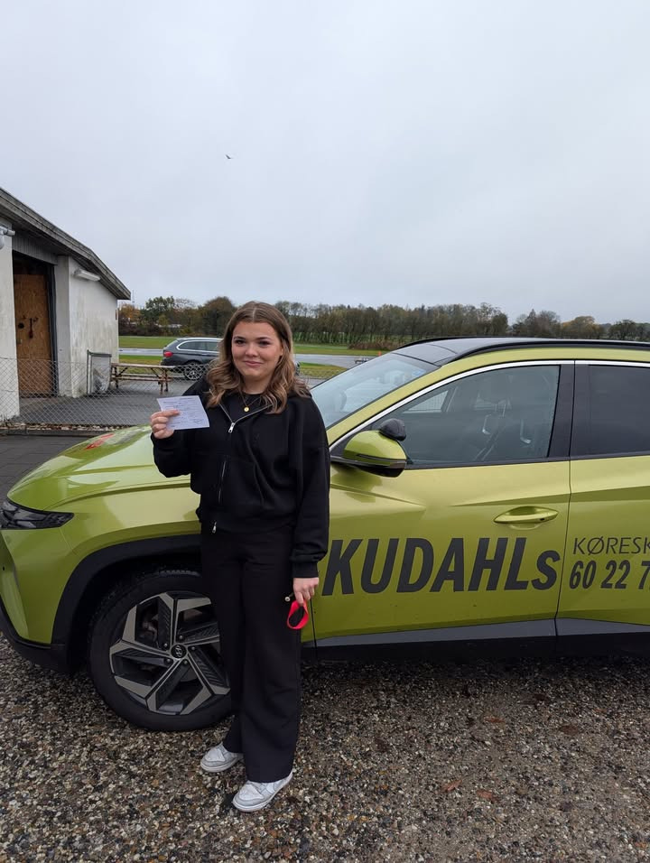 Kudahls Køreskole fejrer Nikoline på en regnfuld dag med nyt kørekort