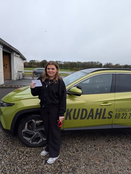 Kudahls Køreskole fejrer Nikoline på en regnfuld dag med nyt kørekort