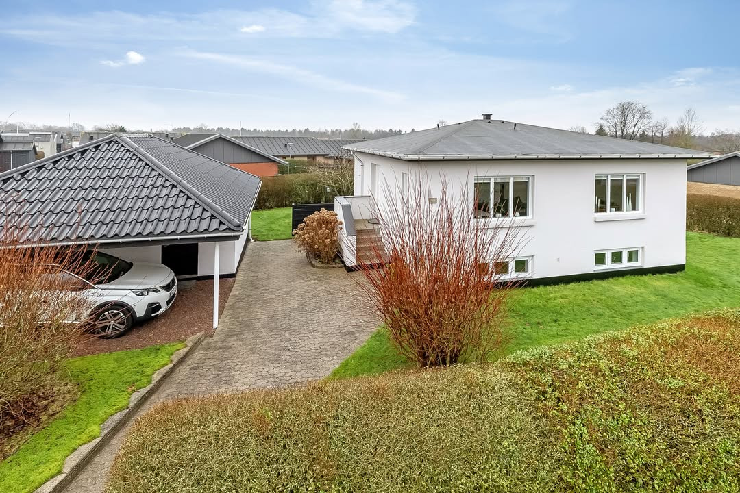 Indflytningsklar villa på Assensvej 106 med fremragende beliggenhed og garageanlæg tilbyder RealMæglerne Middelfart