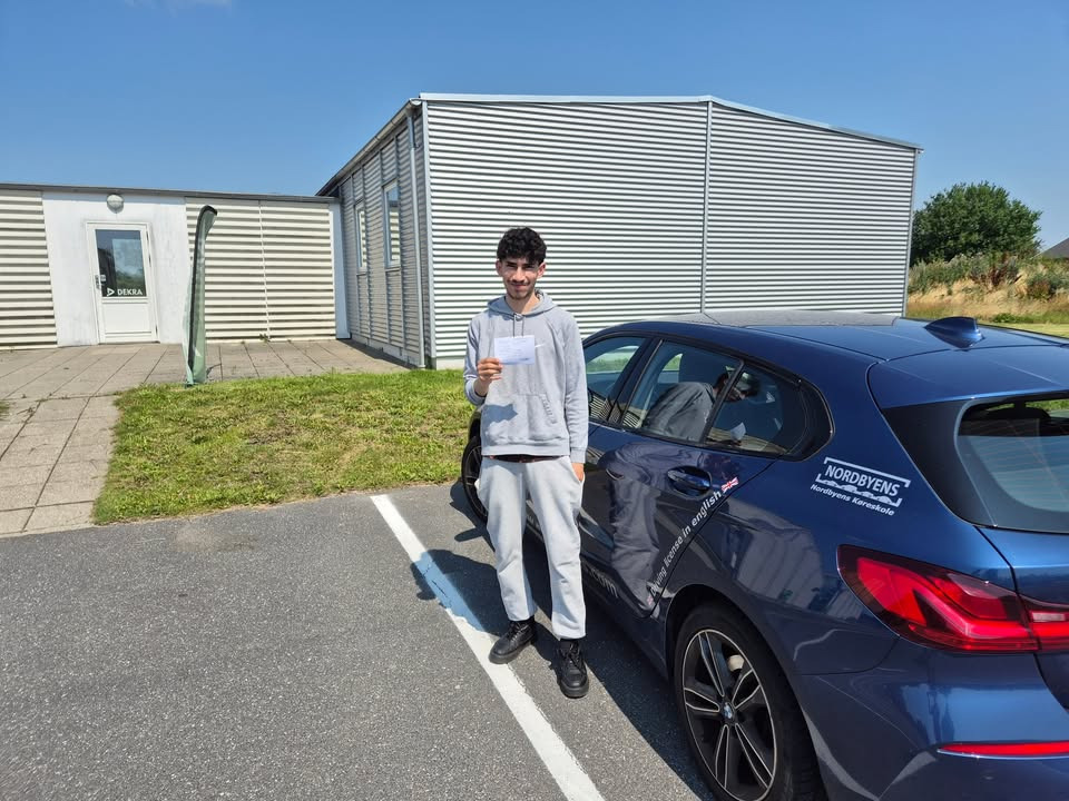 Nordbyens Køreskole fejrer Khaled Aliwis succesfulde afslutning på kørekortforløb